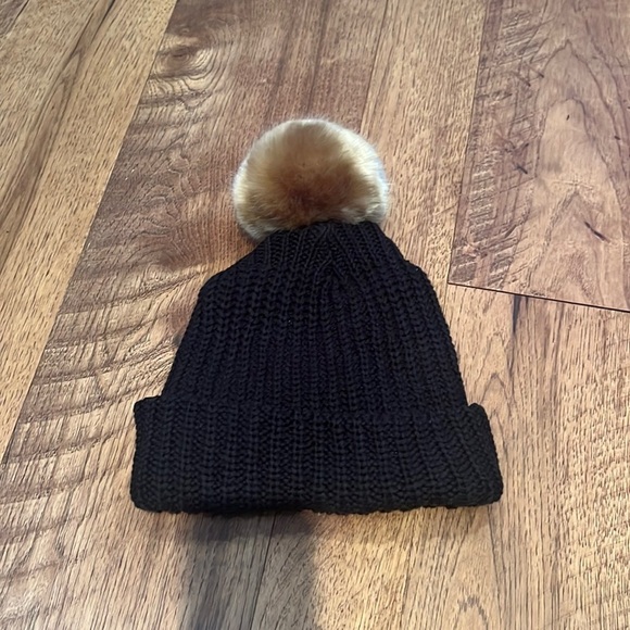 Love Your Melon Woman’s Pom Pom Beanie